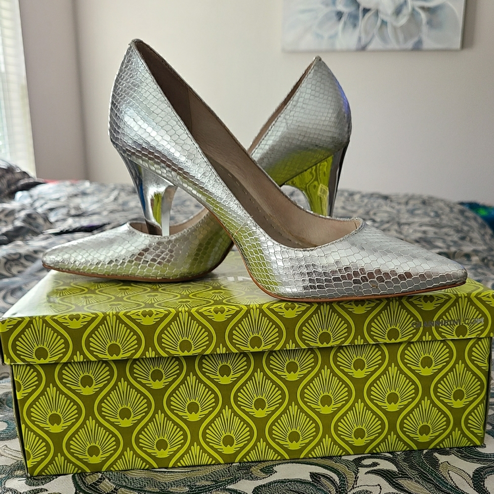 Gianni Bini silver pump heels sz 8 1/2